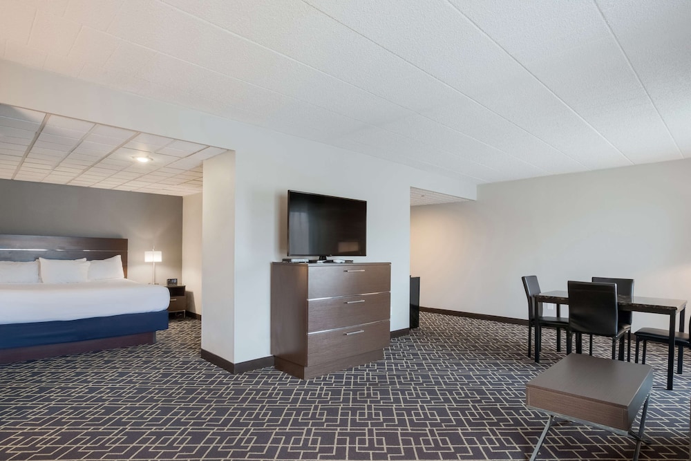Suite, 1 King Bed, Non Smoking, Refrigerator & Microwave - Photo 6