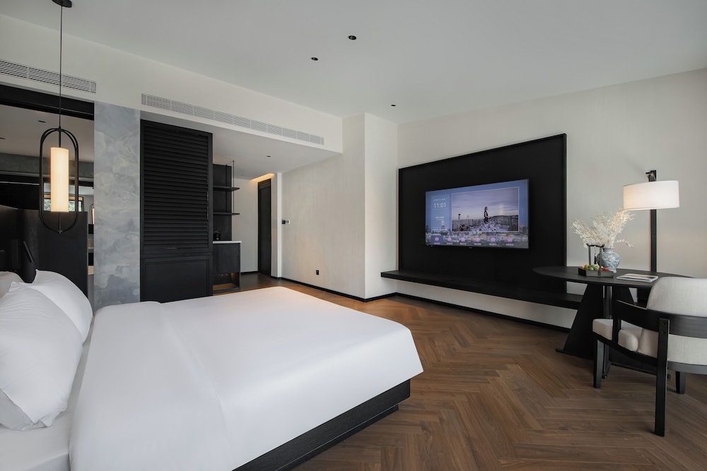 Panoramic Suite, Patio, Mountain View