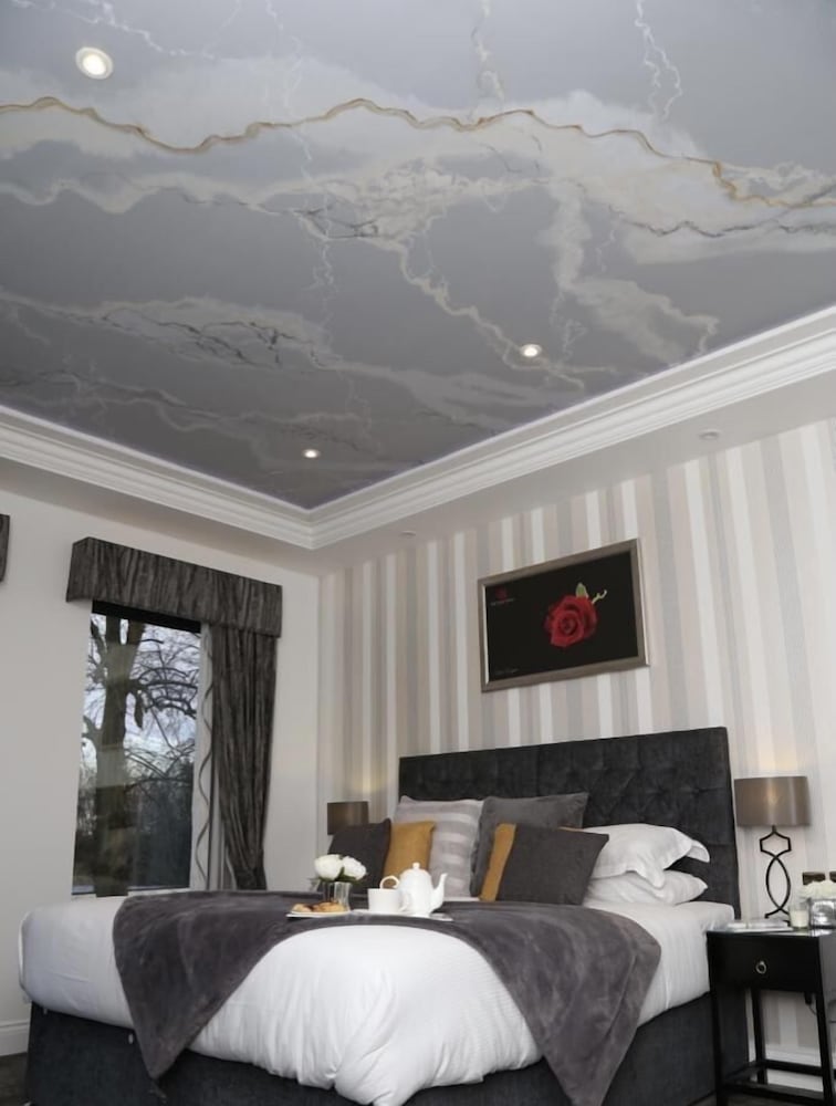 Premium Room, 1 King Bed photo 3