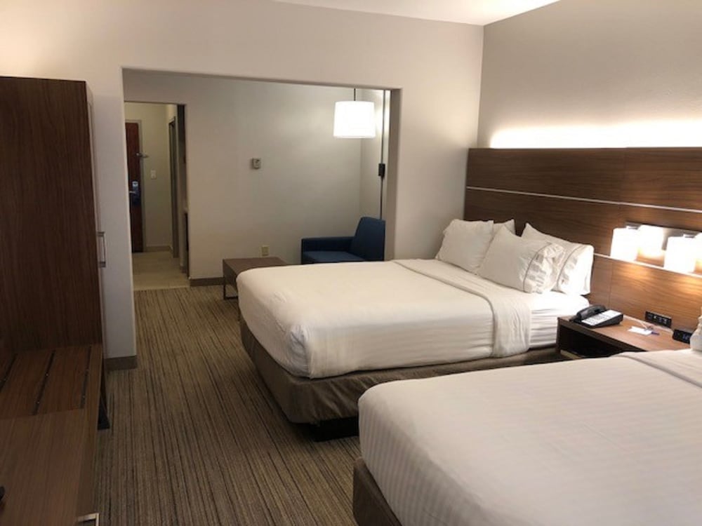 Standard Room, 2 Queen Beds - Photo 2