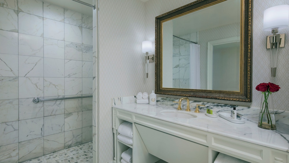 Classic King Room with One King Bed and Bath Tub (Non Smoking) (Accessible)