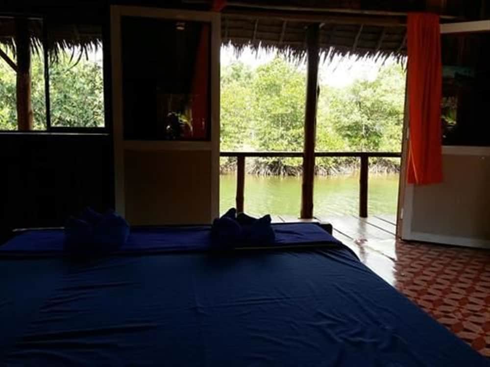 Bungalow (Waterfront) photo 1