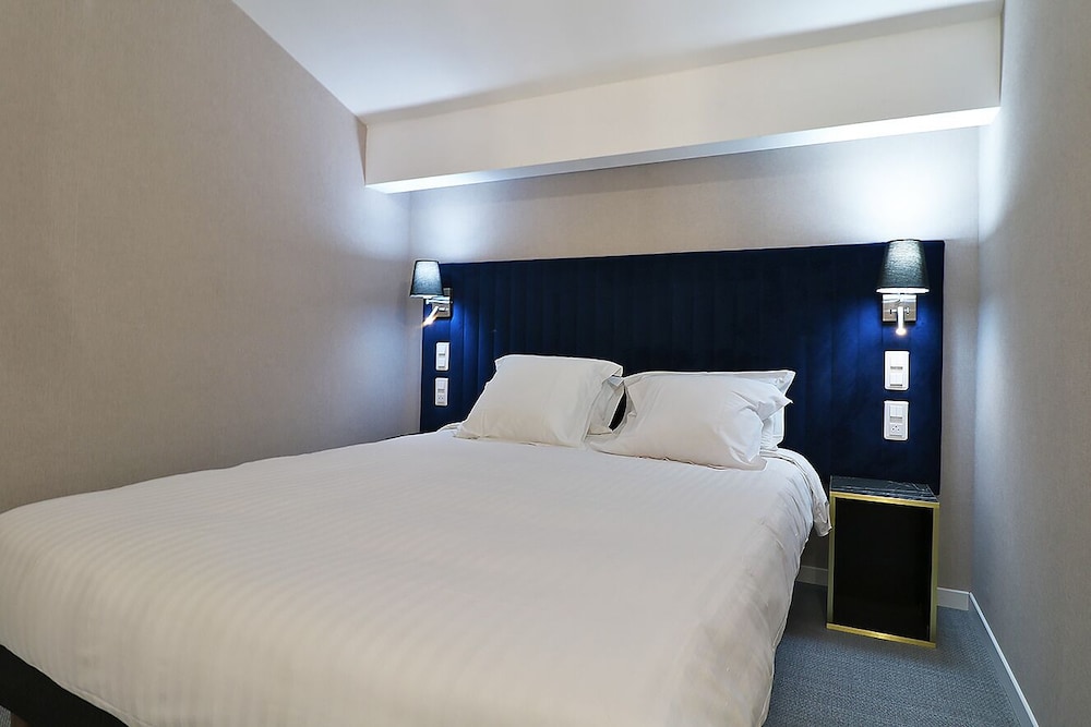 Family Studio Suite, 1 Queen Bed with Sofa bed, Balcony, Mezzanine - Photo 1