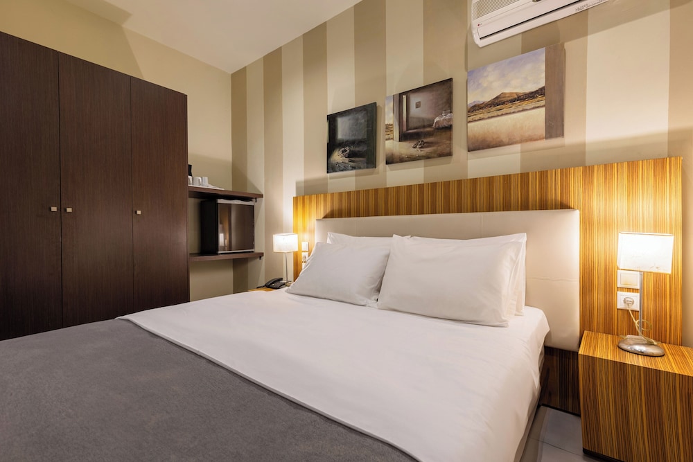 Junior Suite with Pool View - Photo 15