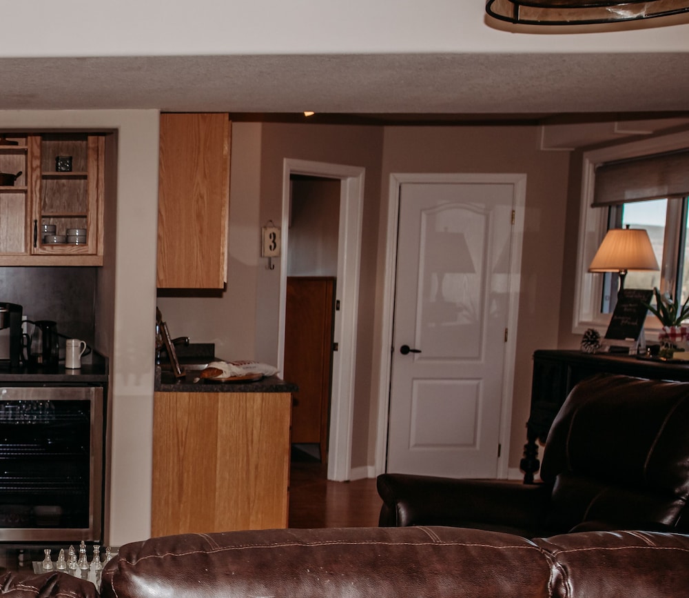 # 3 - Main Lodge King with Atrium Window - Pets Not Allowed photo 2