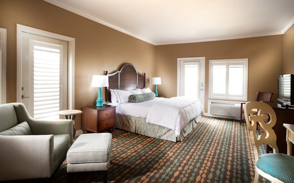 Standard Room, 1 King Bed, Bay View (King Bay View) - Photo 1