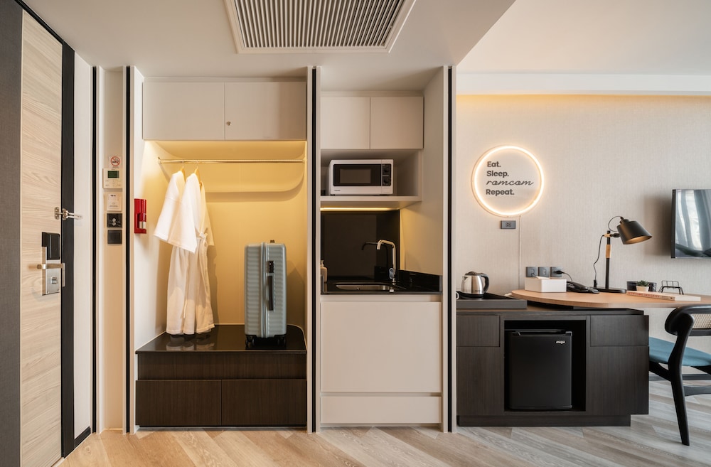 Superior Room, 1 King Bed, Non Smoking, City View photo 2
