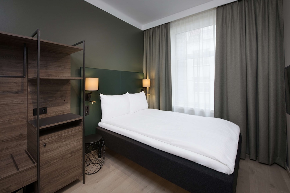 Room, 1 Queen Bed - Photo 5