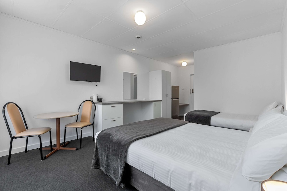Standard Room, Non Smoking (1 Full & 1 Twin Bed) - Photo 2