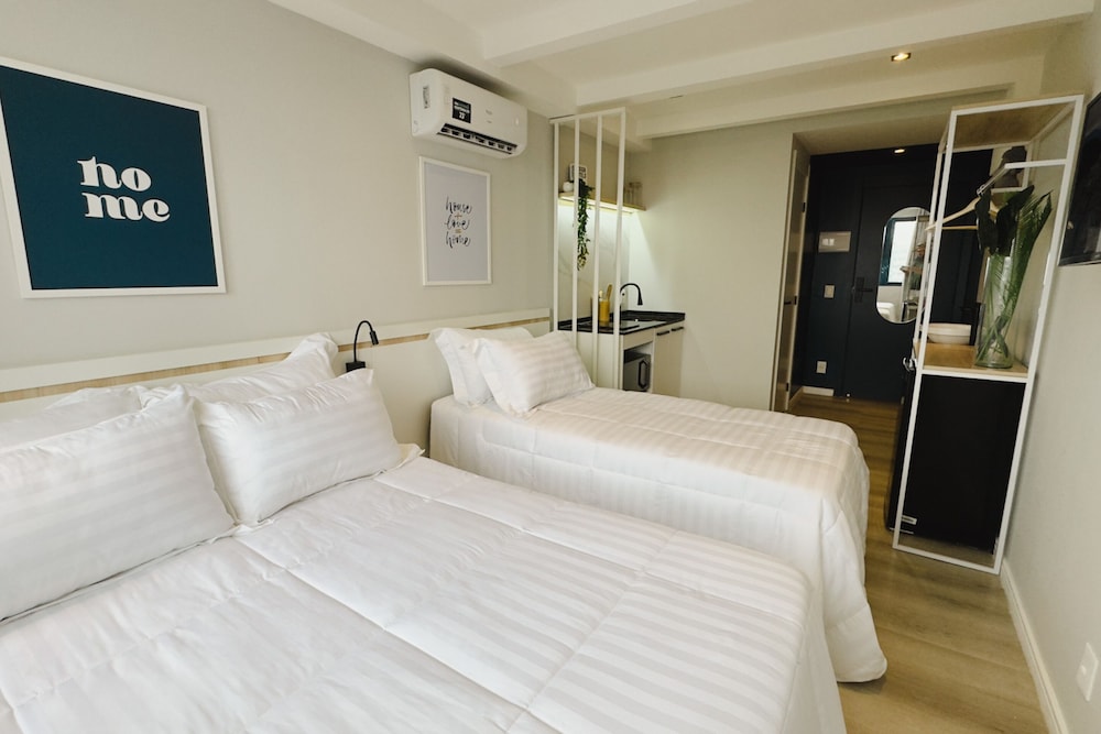 Standard Studio, Multiple Beds photo 2