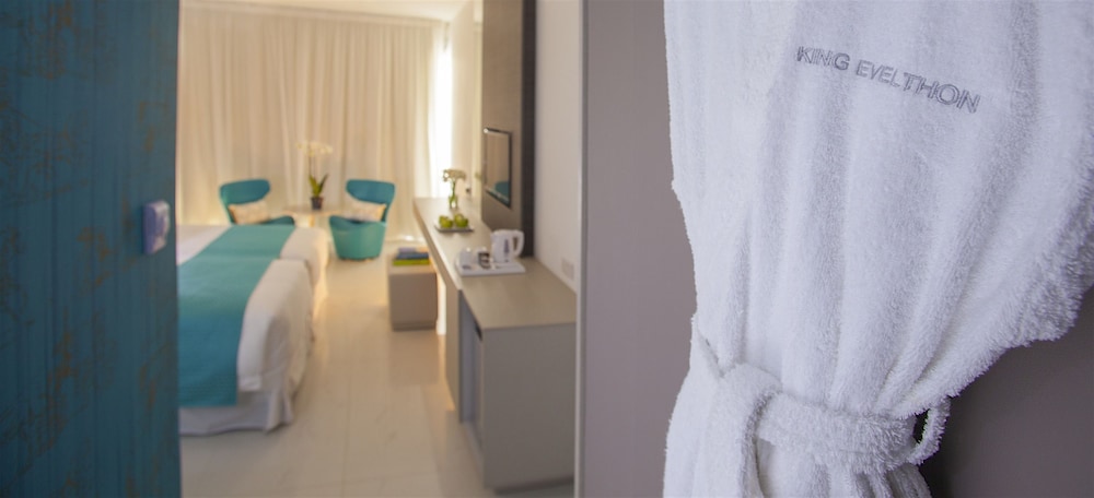 Superior Double Room, 1 Bedroom, Balcony, Ocean View (Front Sea View) photo 2