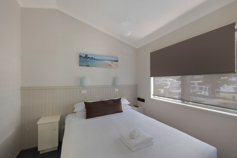 Deluxe Cabin - Sleeps 4 - Dog Friendly photo 2