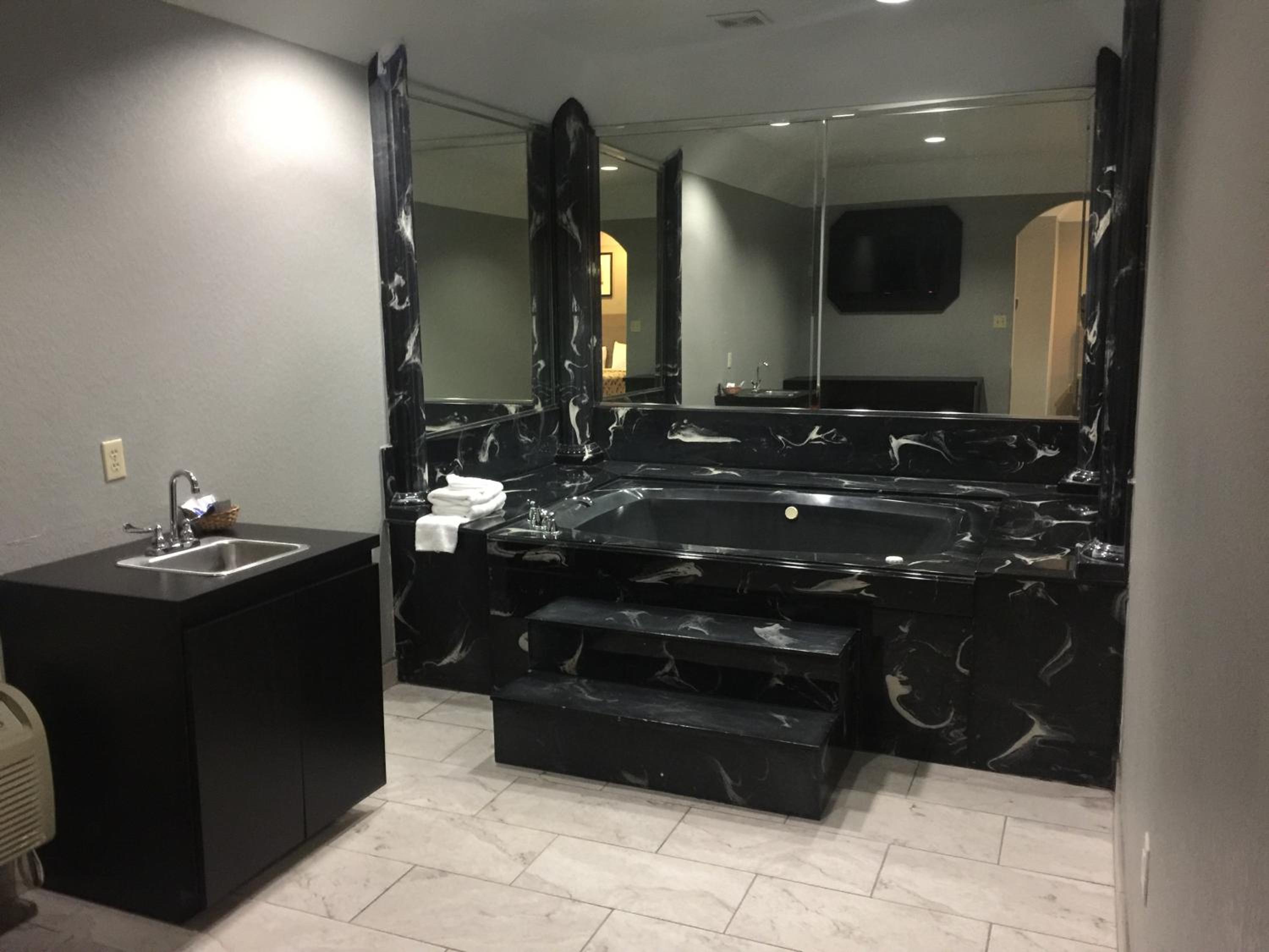 King Suite with Spa Bath - Photo 12