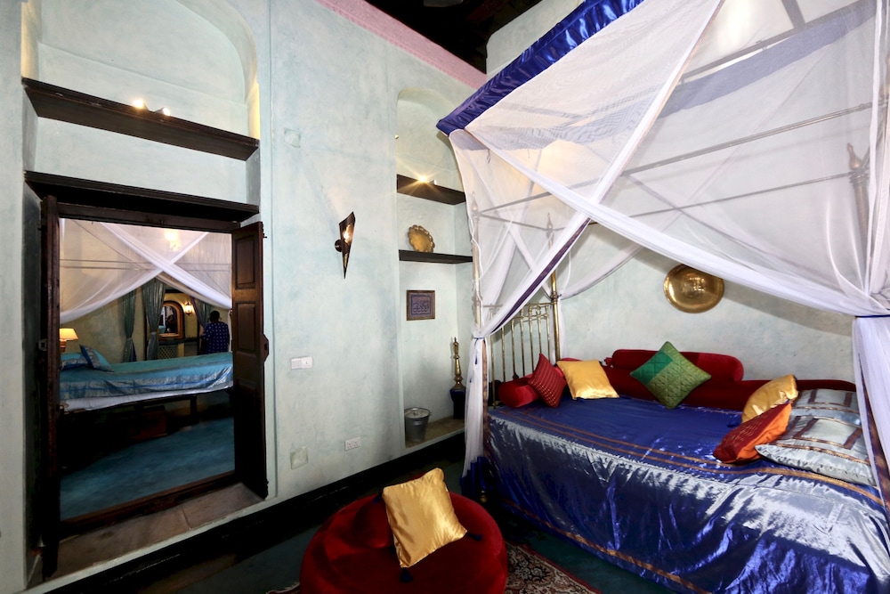 Signature Room (Zenana)
