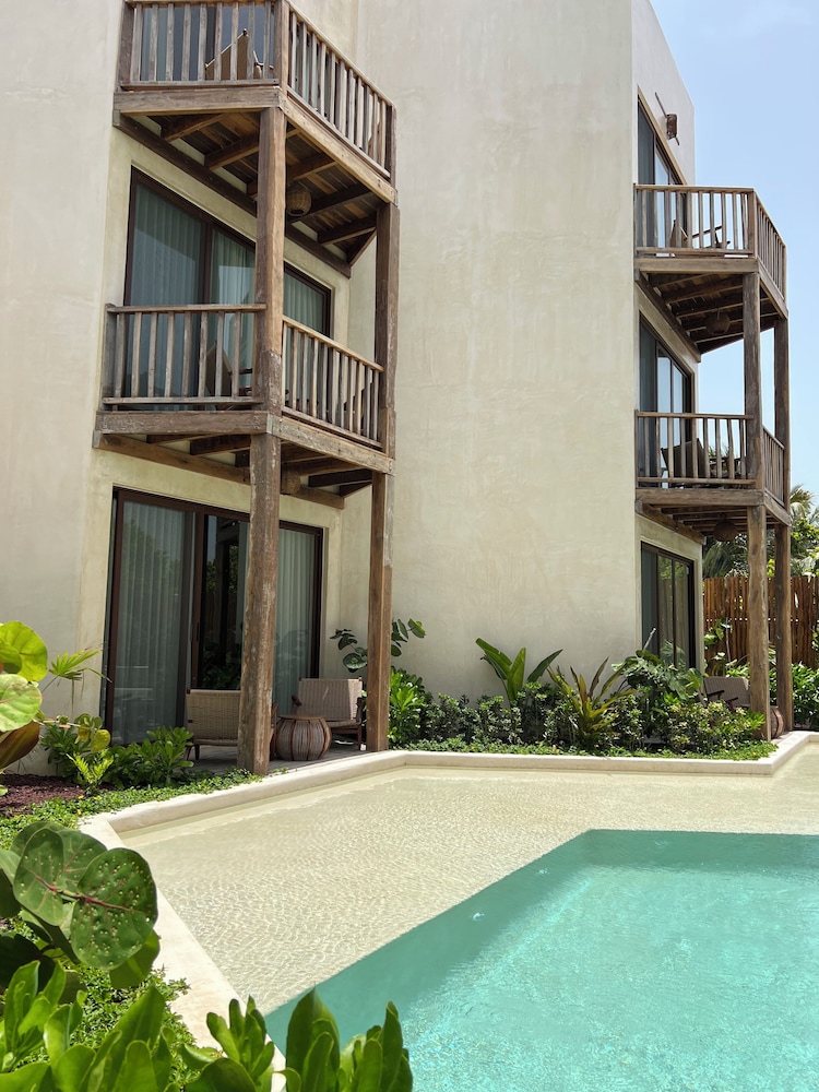 Pool View King - Photo 3