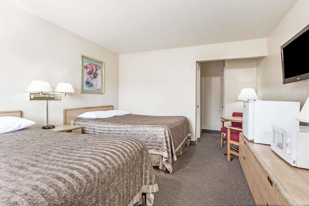 Room, 2 Queen Beds, Non Smoking photo 3