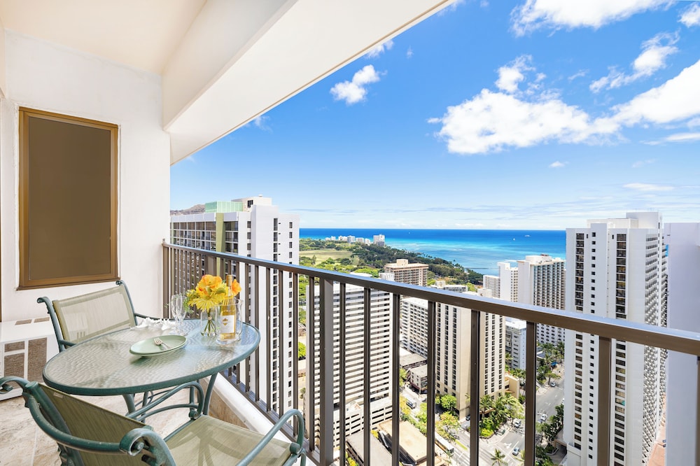 Premium Remodeled Condo with Ocean View and Parking: Premium Suite, 1 King Bed, Balcony, Ocean View (0031) photo