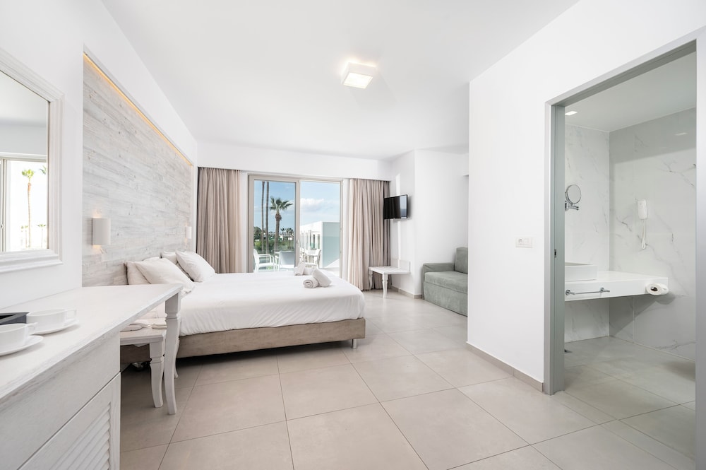 Deluxe Suite, Pool View photo 3