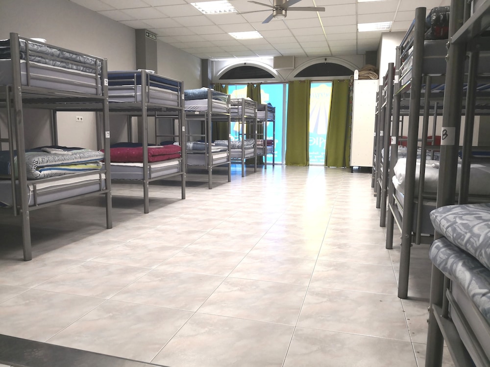 Dormitorio compartido, Dormitorio mixto, Baño compartido (1 cama en un dormitorio de 20 camas)