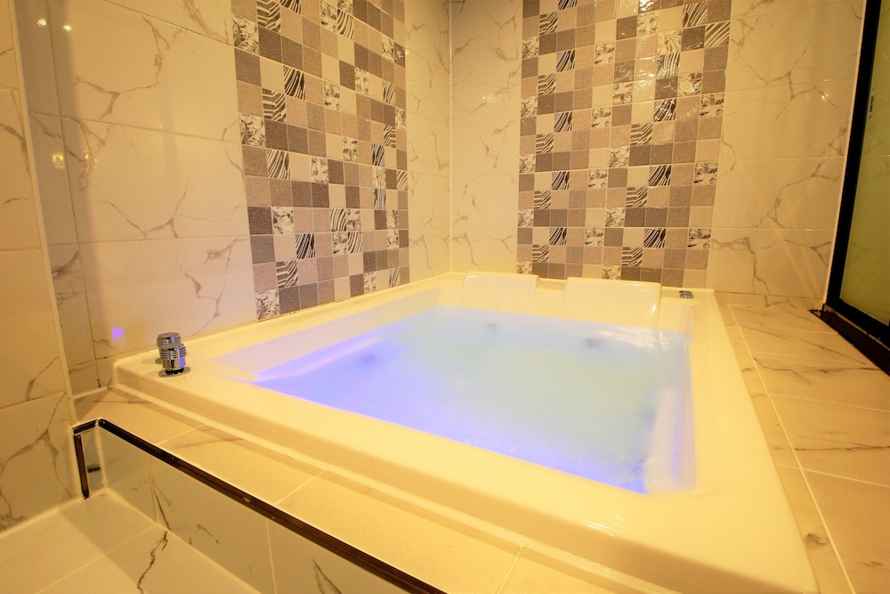Suite - Photo 2