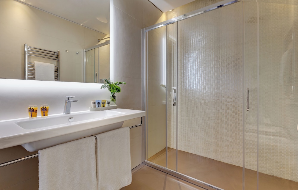 Two Bedroom Prestige Suite thumbnail 5