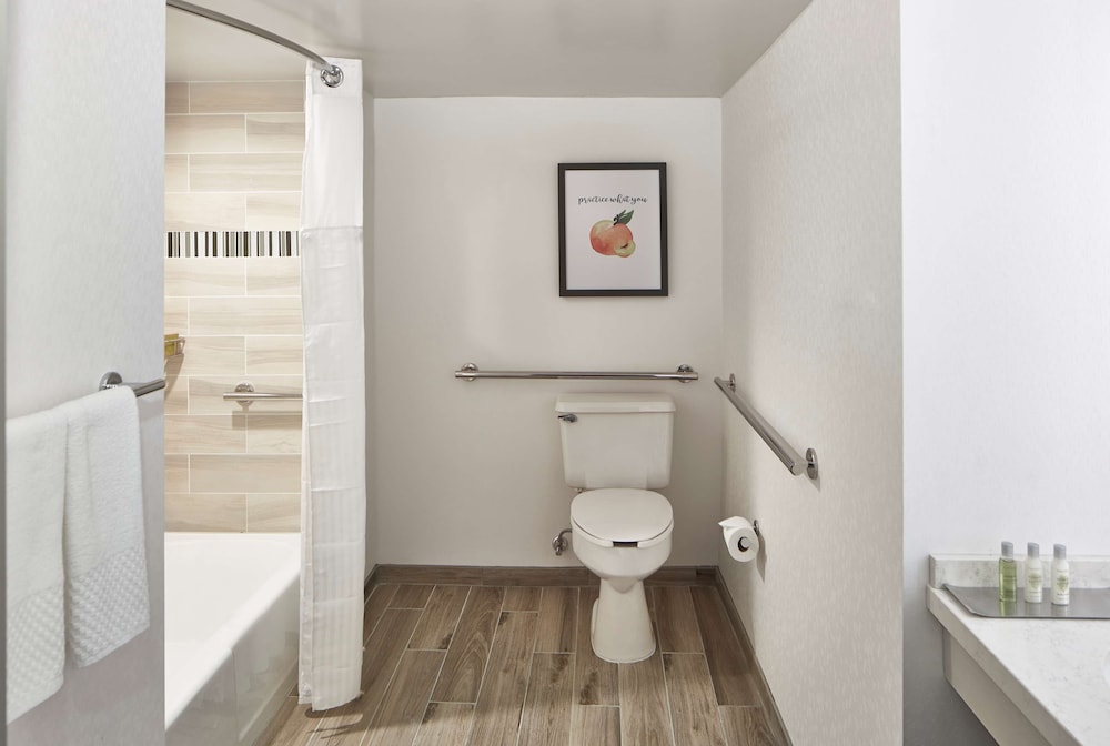 Room, 2 Queen Beds, Accessible, Bathtub (Mobility & Hearing) - Photo 6