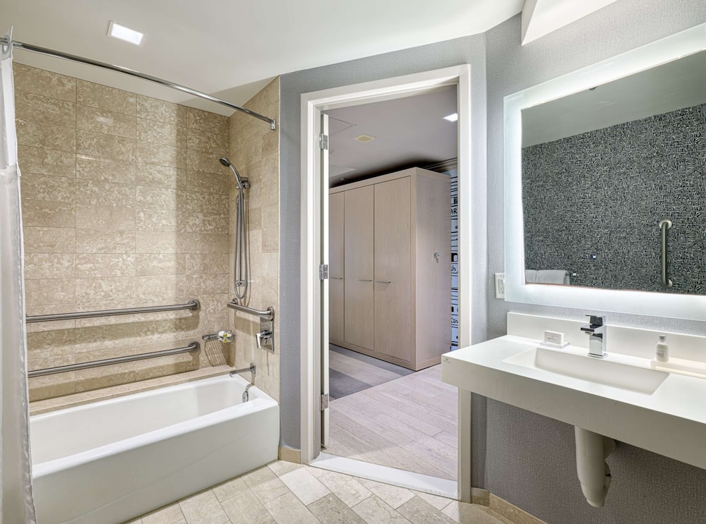 Deluxe Room, 1 King Bed, Accessible (Mobility Tub)