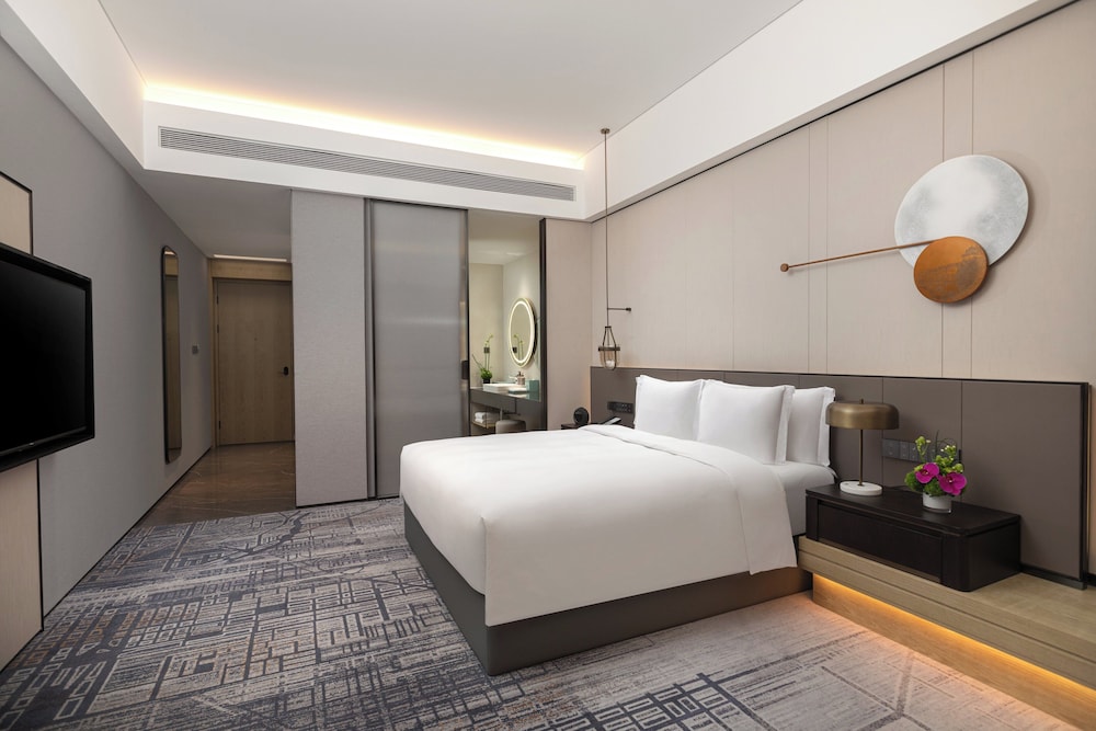 Standard Room, 1 King Bed, Club Lounge Access photo 2
