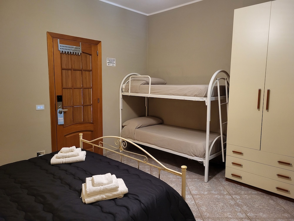 Deluxe Quadruple Room, Smoking, Ensuite photo 3