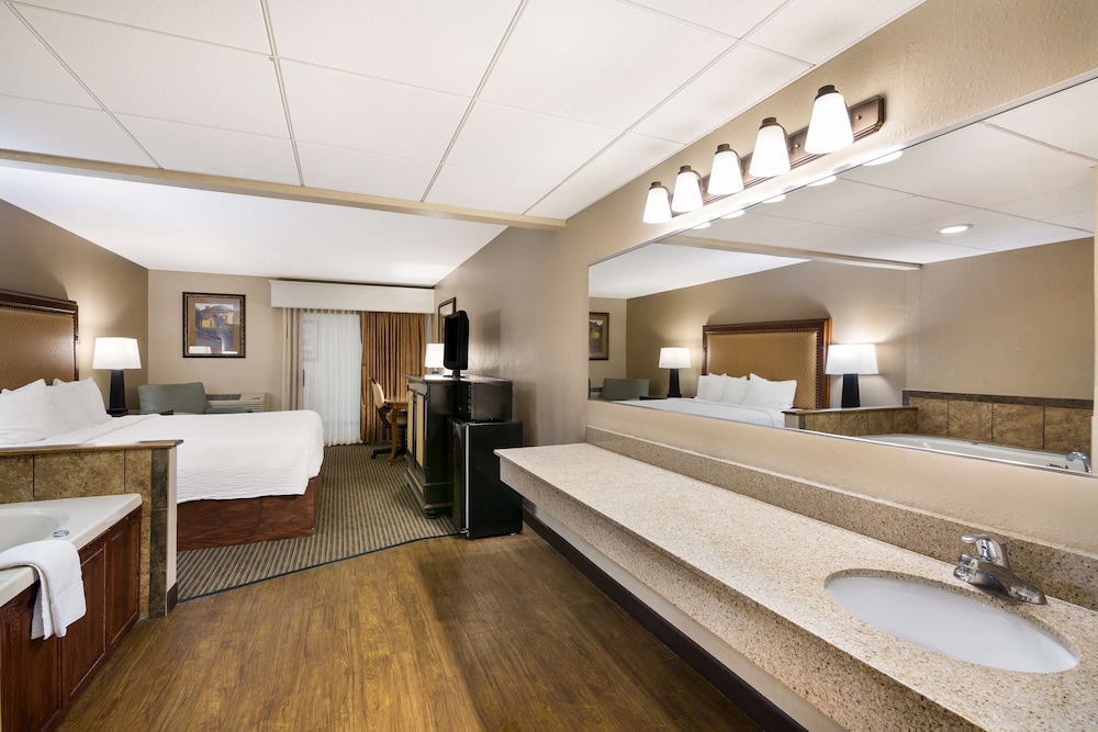 Standard Room, 1 King Bed, Jetted Tub, Poolside - Photo 5