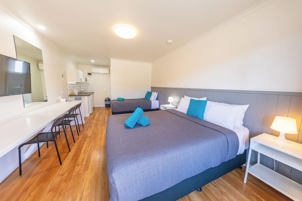 Deluxe Triple Room with Kitchenette