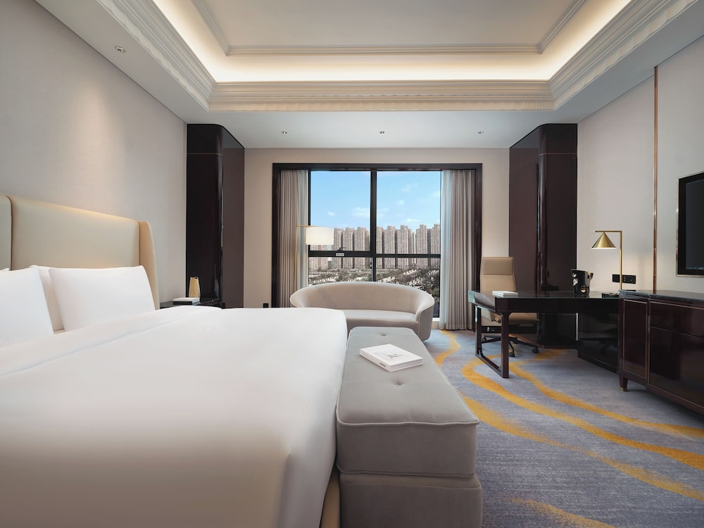 Crown Deluxe King Room