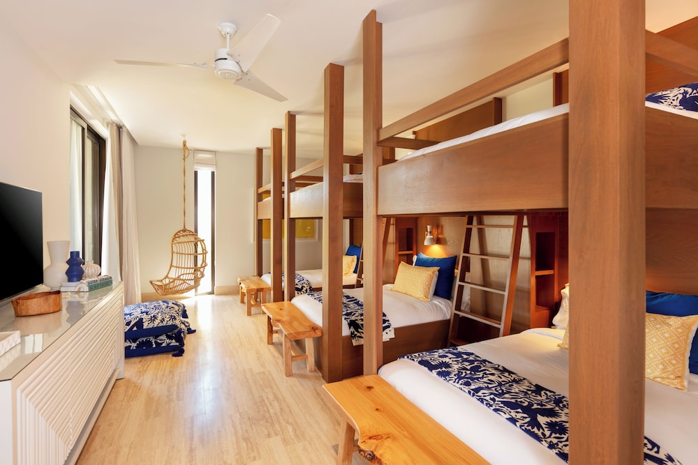 Coastal View Two Bedroom Residence with Pool - One King and Bunks