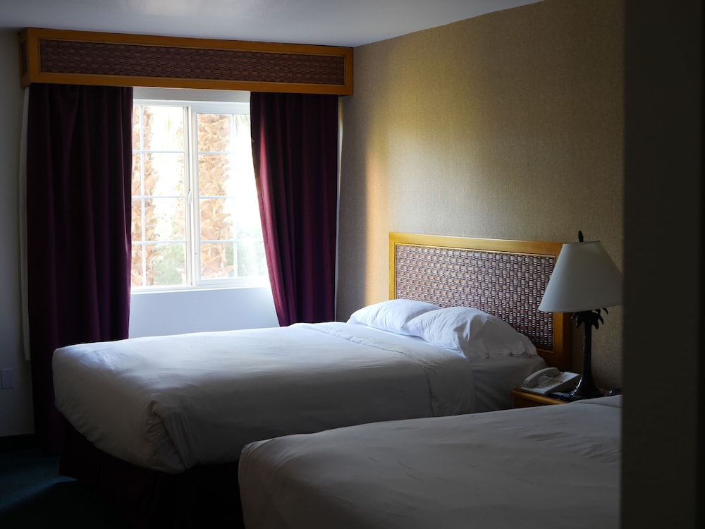 Standard Room, 2 Queen Beds - Photo 5