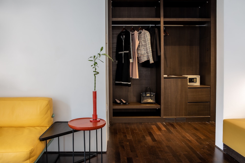 Executive Room thumbnail 6