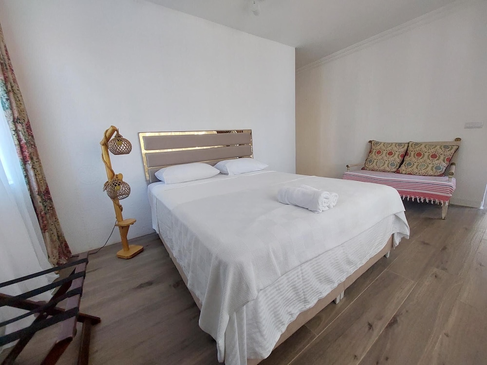 Exclusive Studio, Multiple Beds, Beachside photo 3