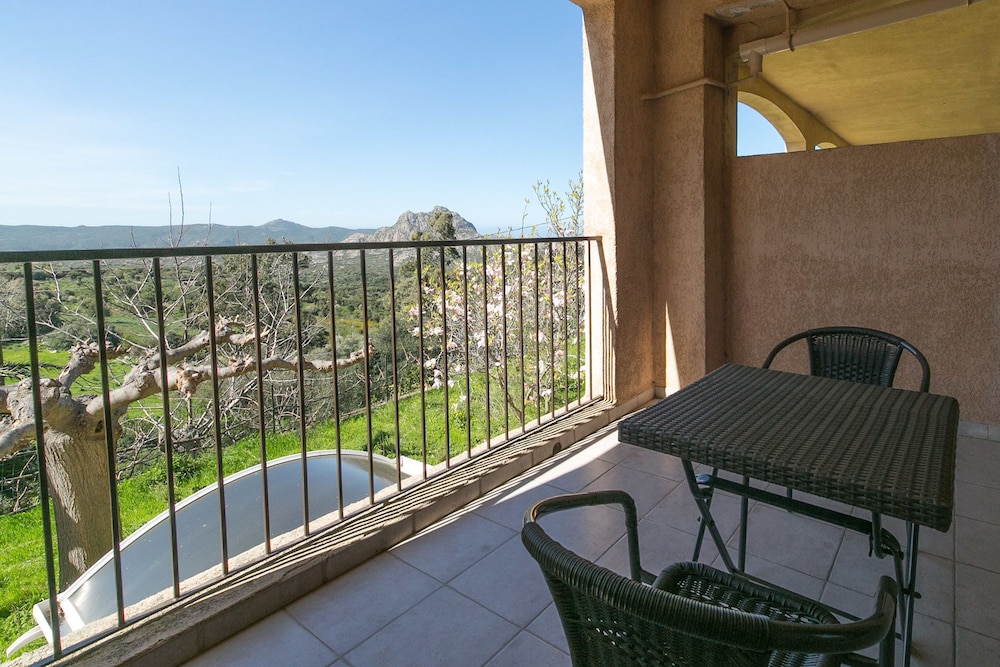 Standard Triple Room, Terrace, Valley View photo 2