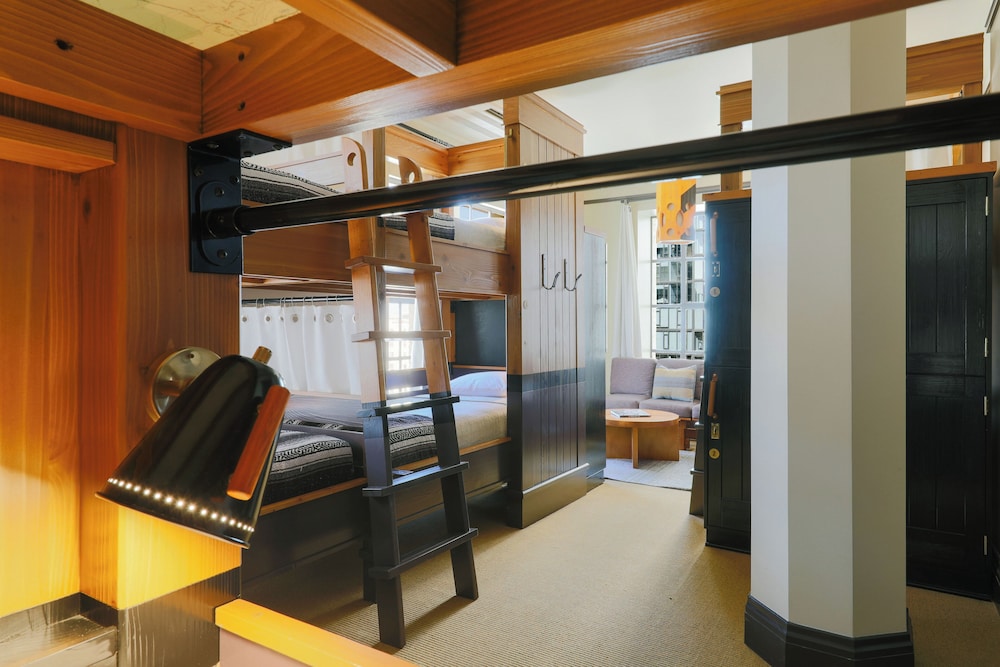 Bed in 8 bed room photo 2