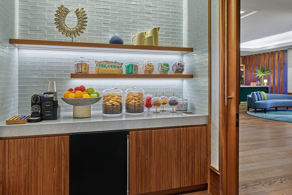 Fire Lanai, Deluxe Guest Room, 1 King, Garden View