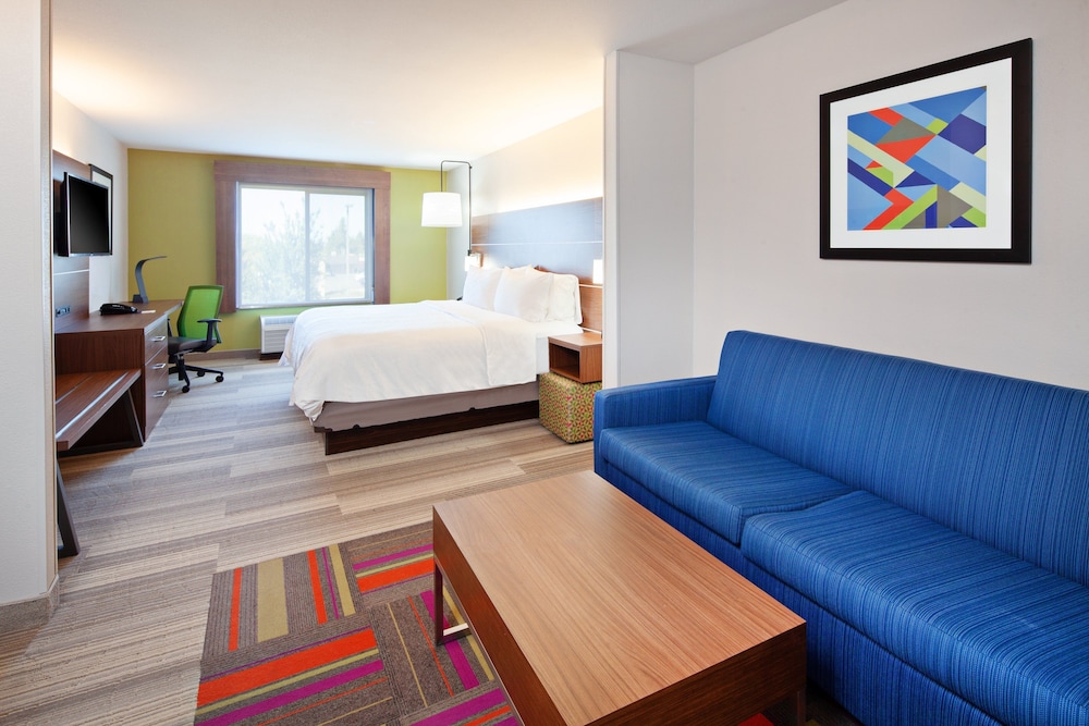 Suite, 1 King Bed with Sofa bed (Minifridge) - Photo 1