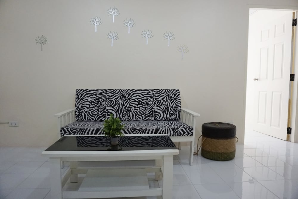 Deluxe Studio, 1 King Bed, Kitchenette, (main road, city view) photo 2