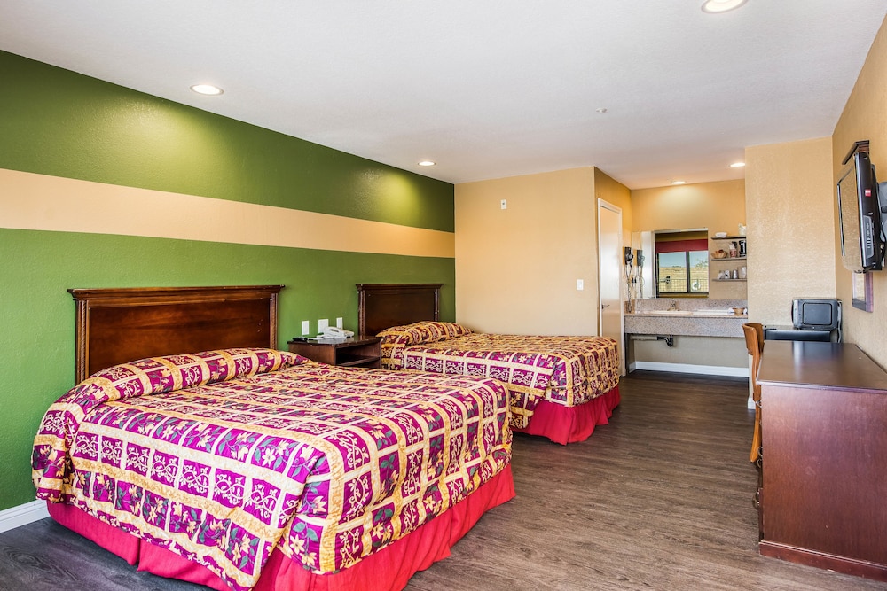 Standard Room, 2 Queen Beds photo 1