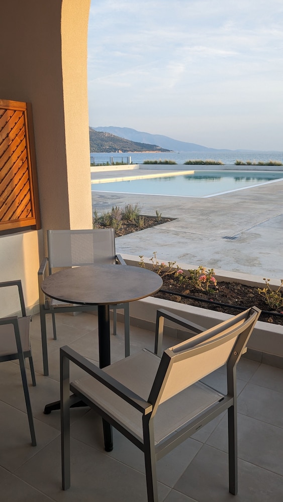 Triple Room | Deluxe Pool & Sea View photo 2