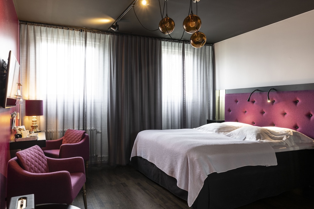M - plenty of space for one or for two (king size bed of 180 cm) - Photo 4