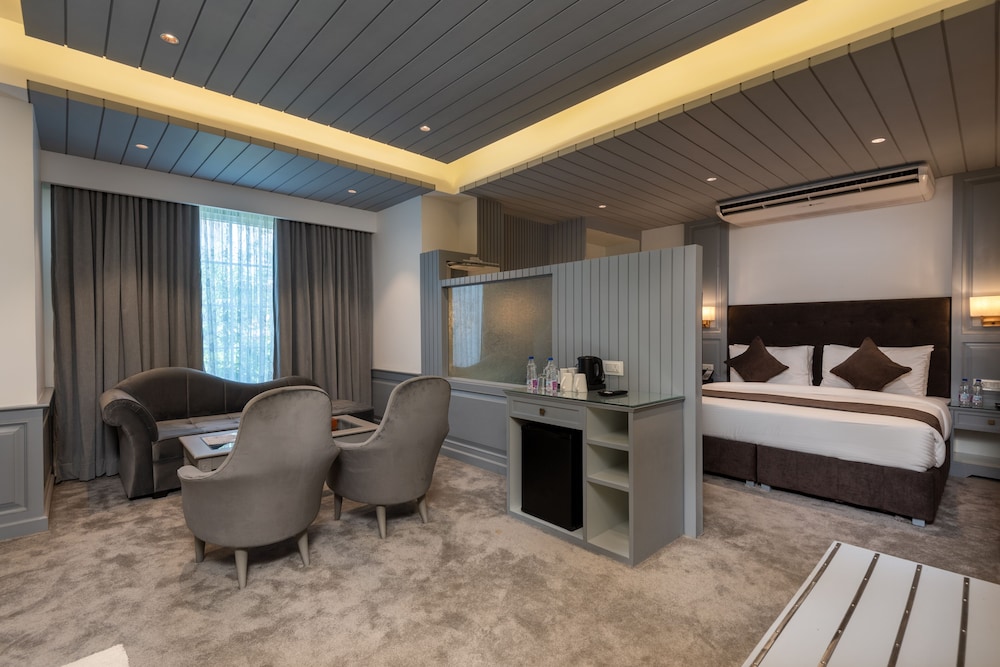 Luxury Suite with Bathtub photo 3