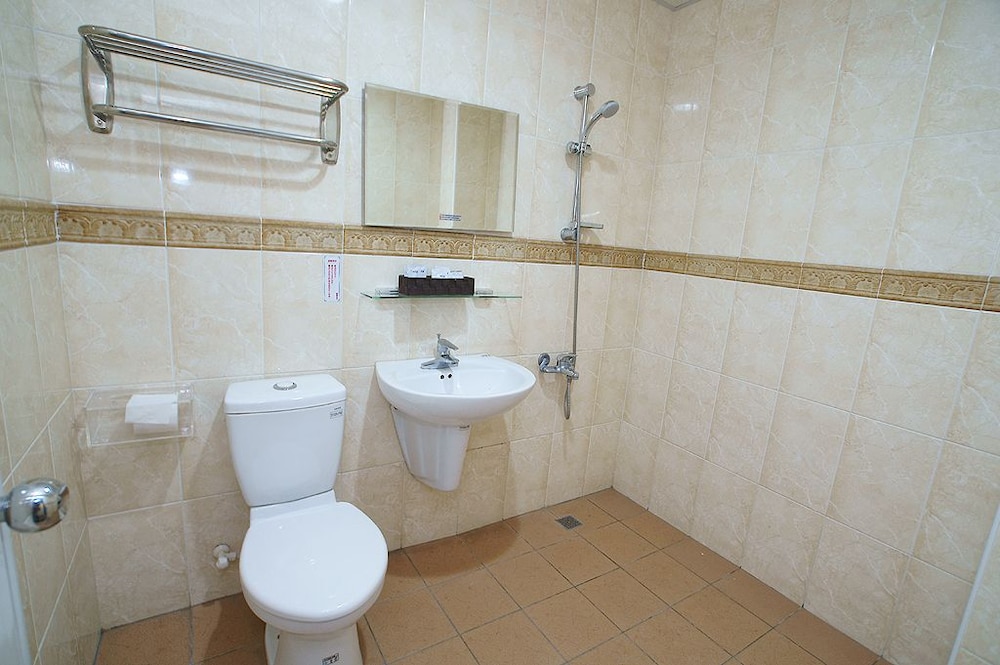 Economy Triple Room photo 2