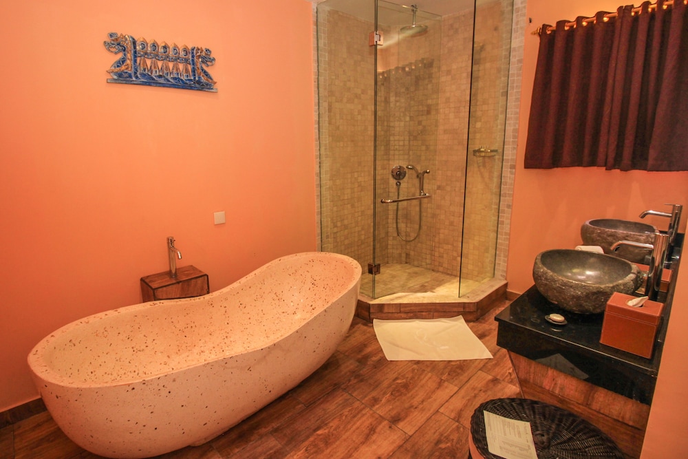 Two Bedroom Family Suite - Photo 4