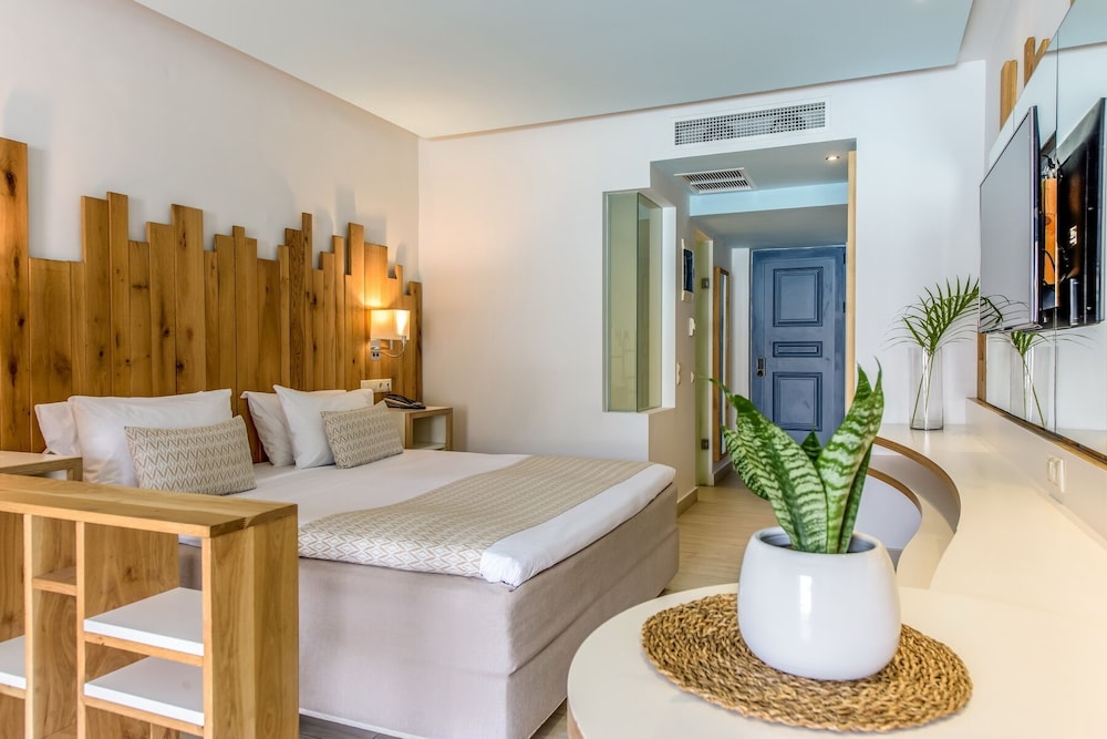 Junior Suite, Pool Access, Sea Facing