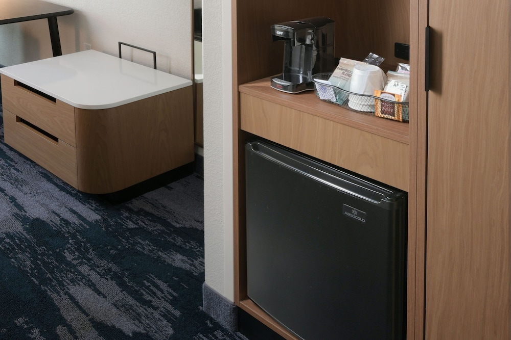 Room, 1 King Bed (Mobility Accessible, Tub) photo 3