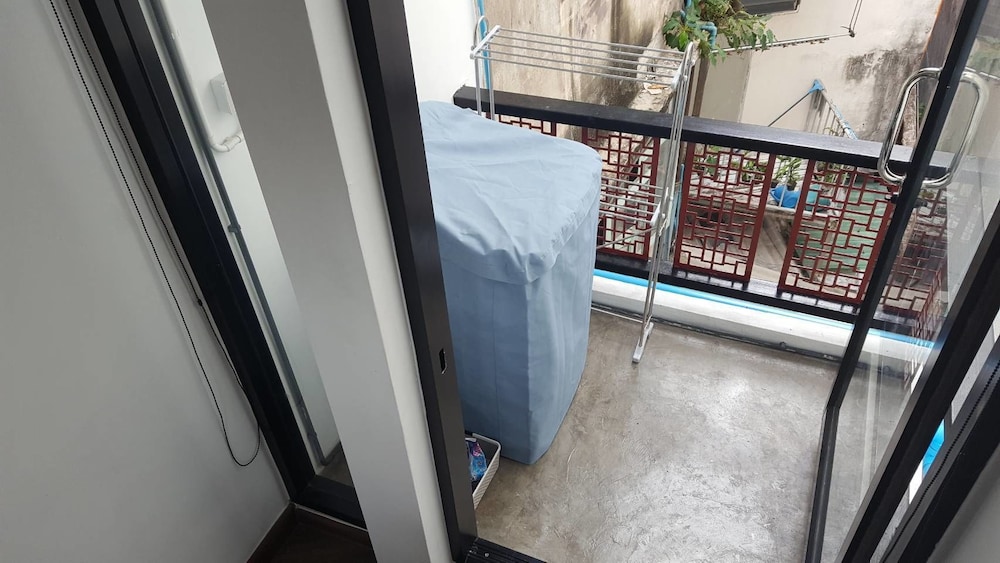 Standard Townhome, 1 Queen Bed, Non Smoking, Shared Bathroom photo 3
